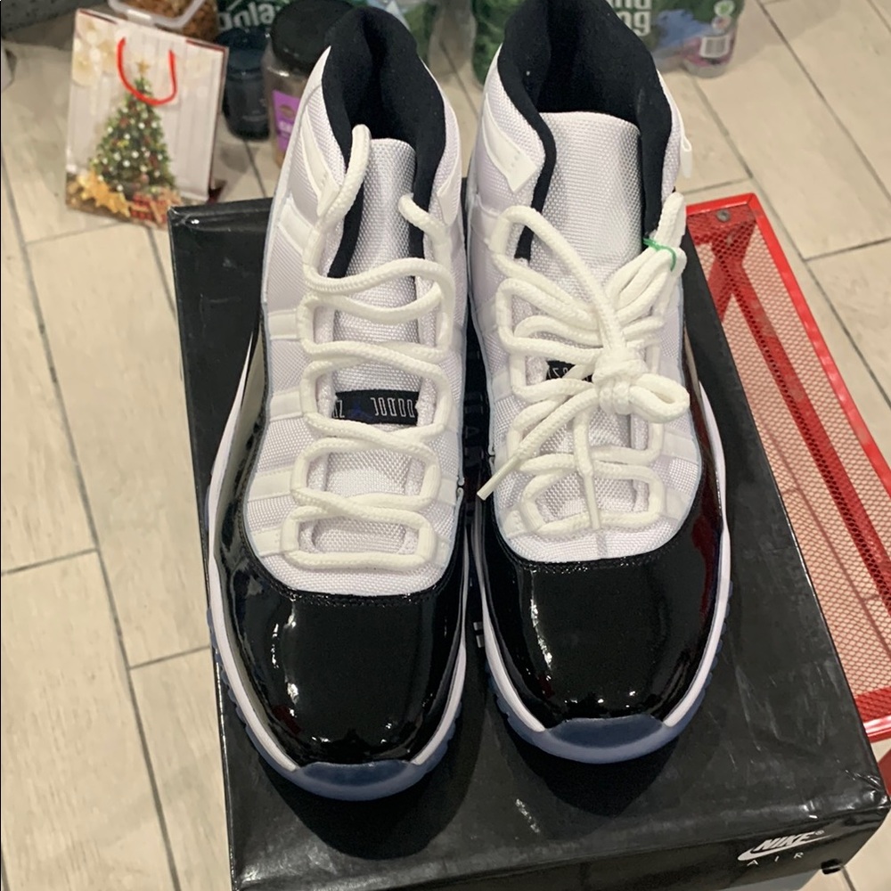 Air Jordan 11 Retro Black and White Concords